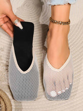 Y zapatos sencillos de suela plana, huecos y de malla transpirable.